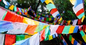 【西藏偽旅行】五彩經幡隨風飄揚 山上滿佈彩旗寓意吉祥？